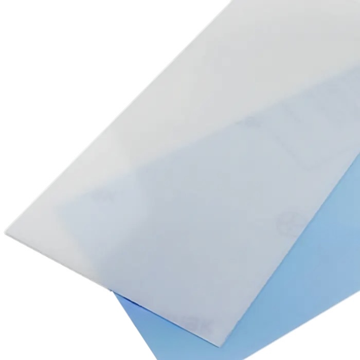 Das perfekte Material Zwei überlappende transparente Kunststoffplatten, eine davon mit blauer Schutzfolie.