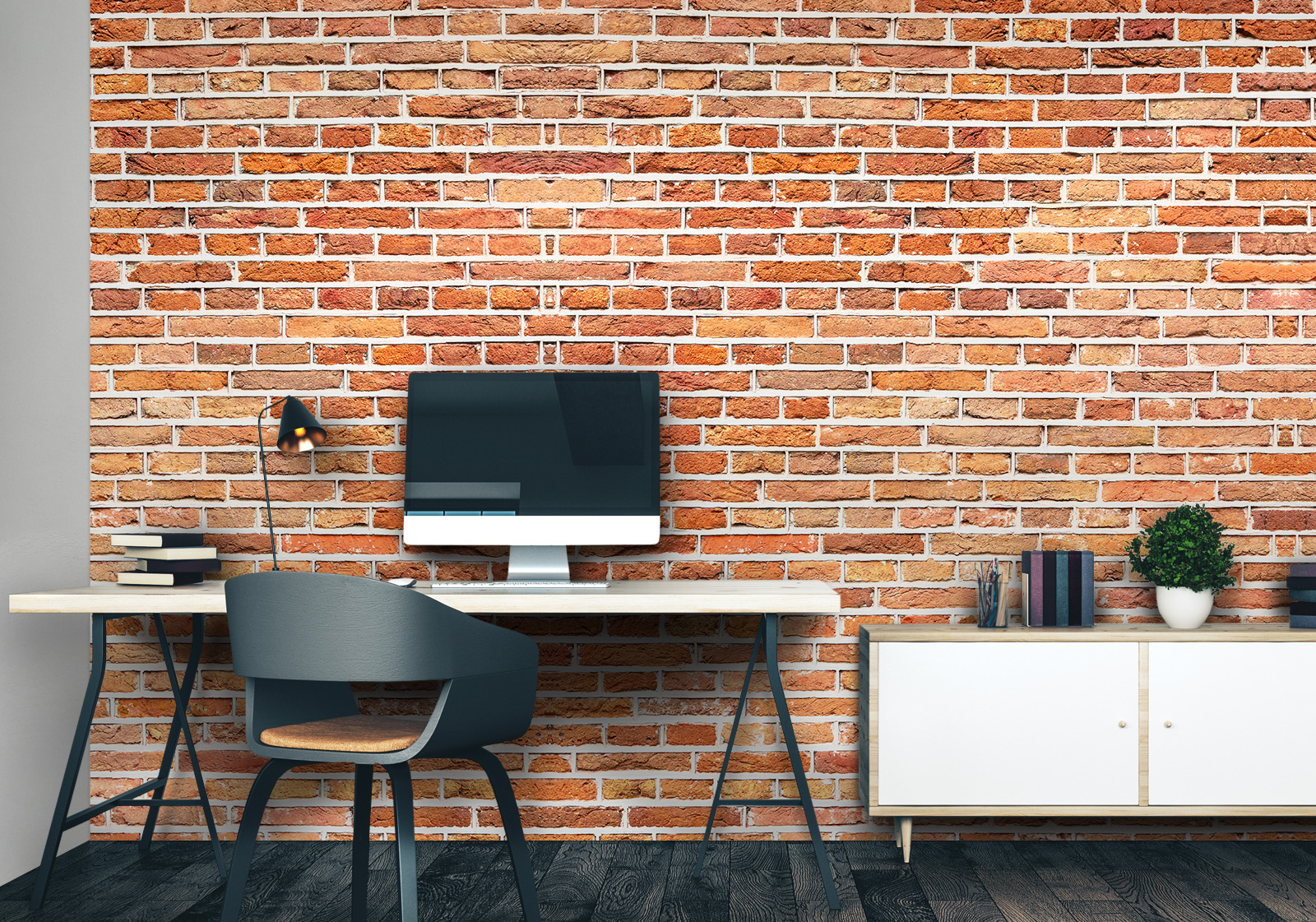 Wandverkleidung für das Büro - Klinkerstein in Rot Milieubild mit Arbeitszimmer mit Schreibtisch, Computer, Stuhl, Kommode, Lampe, Pflanze als Dekoration und einer Wandverkleidung mit folgendem Motiv: Rote Backsteinmauer mit grauen Fugen, regelmäßiges Muster, Textur.
