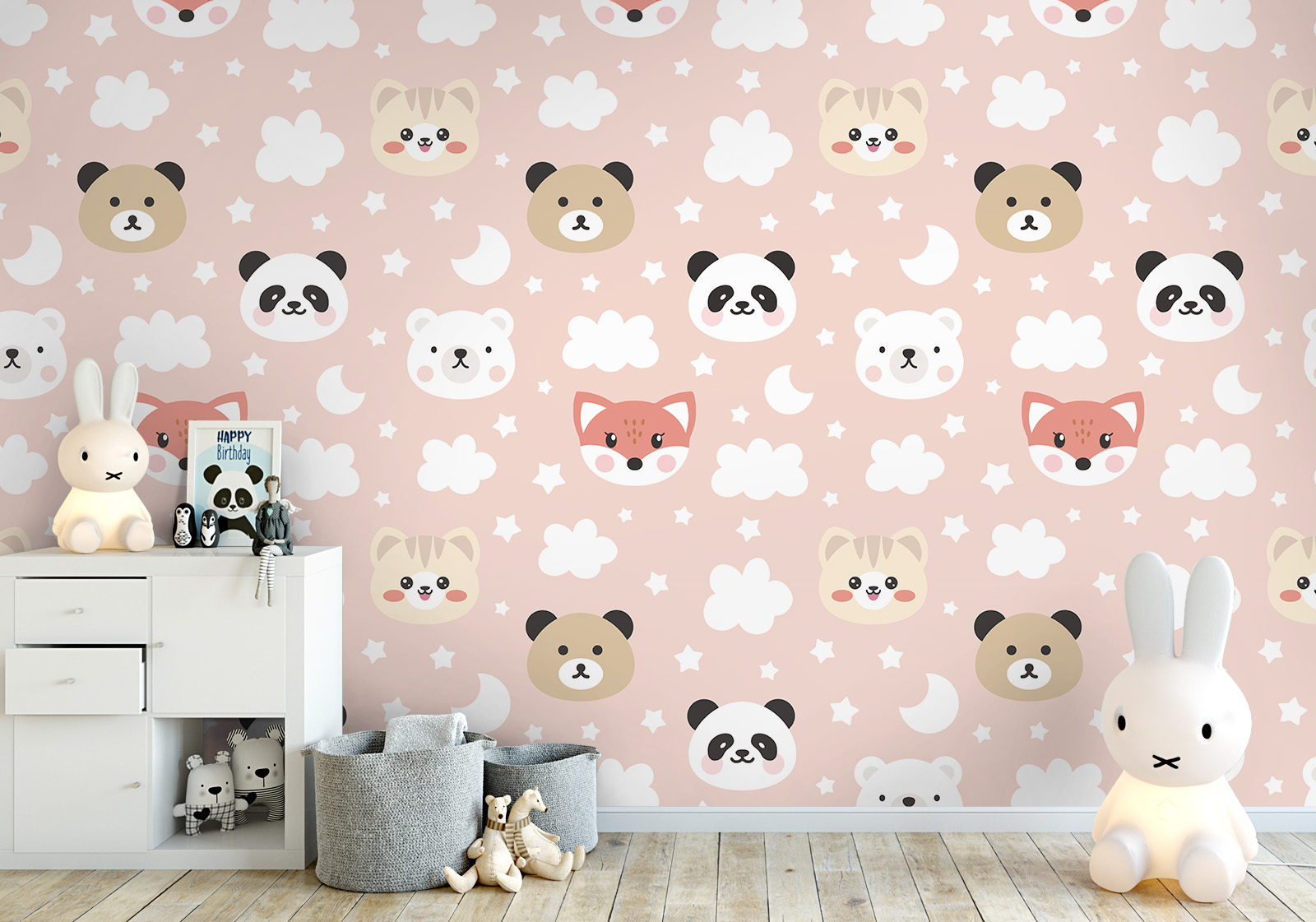 Wandverkleidung für das Kinderzimmer - niedliche Tiere im Sternenhimmel Milieubild mit  Kinderzimmer, weißer Kommode, Hasenlampe, Spielzeug, grauen Körben und  Wandverkleidung mit Motiv: Muster mit niedlichen Tiergesichtern (Füchse, Katzen, Bären, Pandas, Eisbären) und Wolken auf rosa Hintergrund.