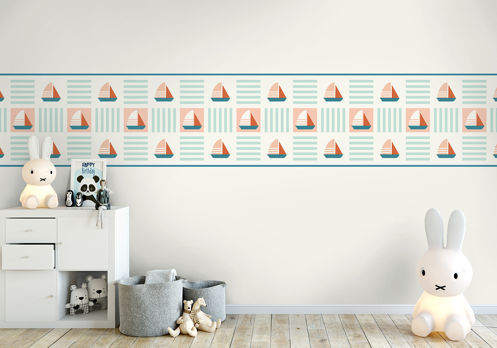Milieubild mit  Kinderzimmer mit weißer Kommode, Hasenlampe, Spielzeug, grauen Körben auf dem Boden und einer Wandverkleidung mit folgendem Motiv: Muster mit stilisierten Segelbooten in verschiedenen Farben auf hellblauem und rosa Hintergrund.