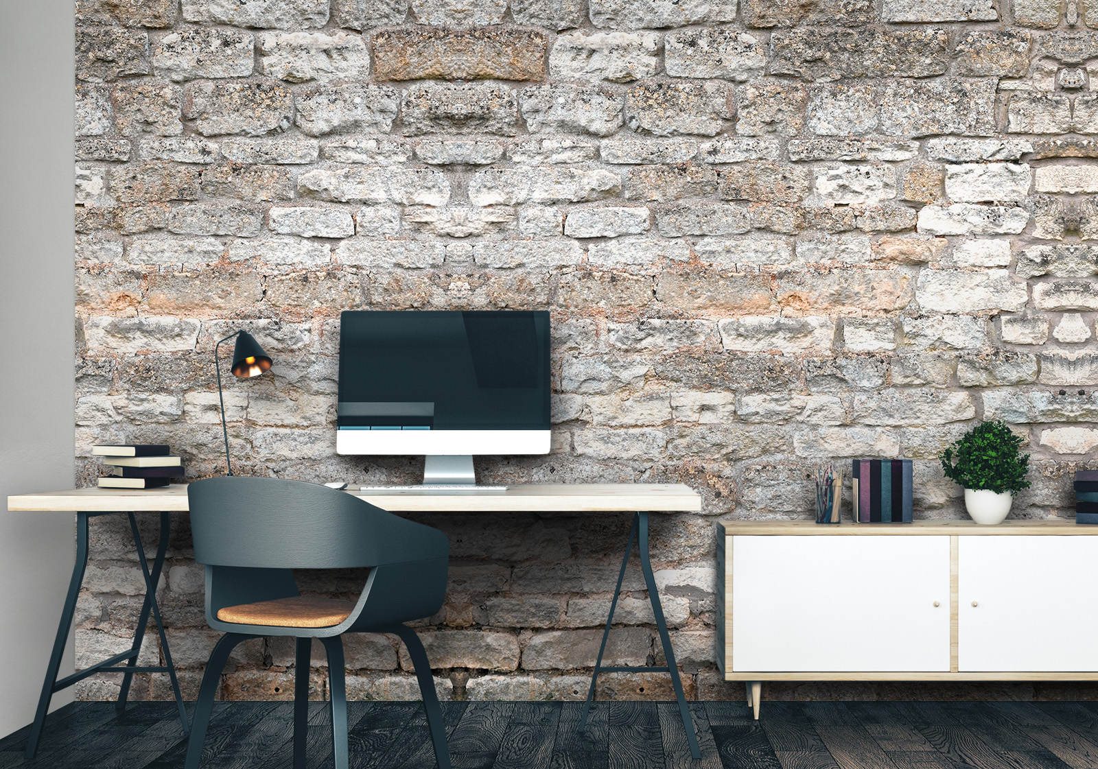 Wandverkleidung für das Büro - Steinmauer in Beige Grau Milieubild mit Arbeitszimmer, Schreibtisch, Computer, Stuhl, Kommode, Lampe, Pflanze und  Wandverkleidung mit Motiv: Unregelmäßige Steinmauer in Grau- und Beigetönen mit sichtbaren Fugen, rustikale Textur, gleichmäßige Verteilung.