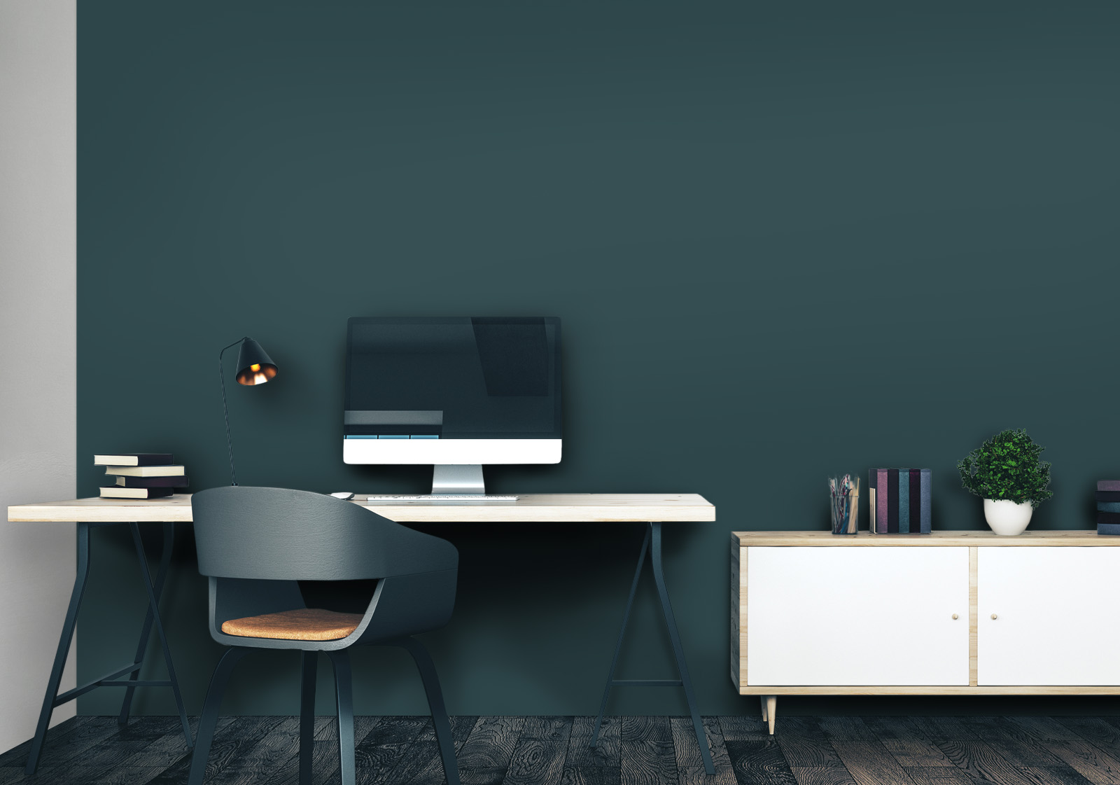 Wandverkleidung für das Büro Unifarben v4 Granitgrau ≈ RAL 7026 Milieubild mit Arbeitszimmer mit Schreibtisch, Computer, Stuhl, Kommode, Lampe, Pflanze als Dekoration und einer Wandverkleidung mit folgendem Motiv: Einfarbig dunkelgrünes Bild, keine sichtbaren Details oder Muster.