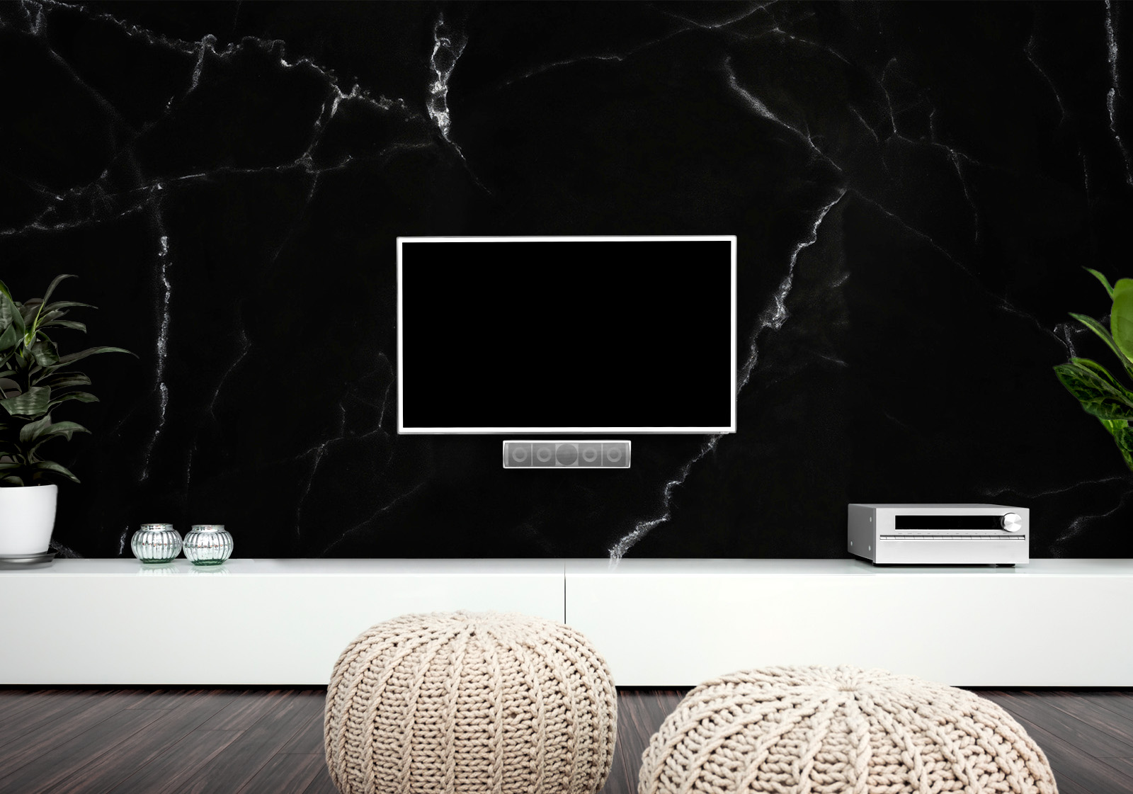 Milieubild mit Wohnzimmer mit TV,  weißer Kommode, grauen Sitzkissen, Zimmerpflanzen und einer Wandverkleidung mit folgendem Motiv: Schwarzer Marmor mit weißen Adern, abstrakte Textur, dunkle und elegante Oberfläche.