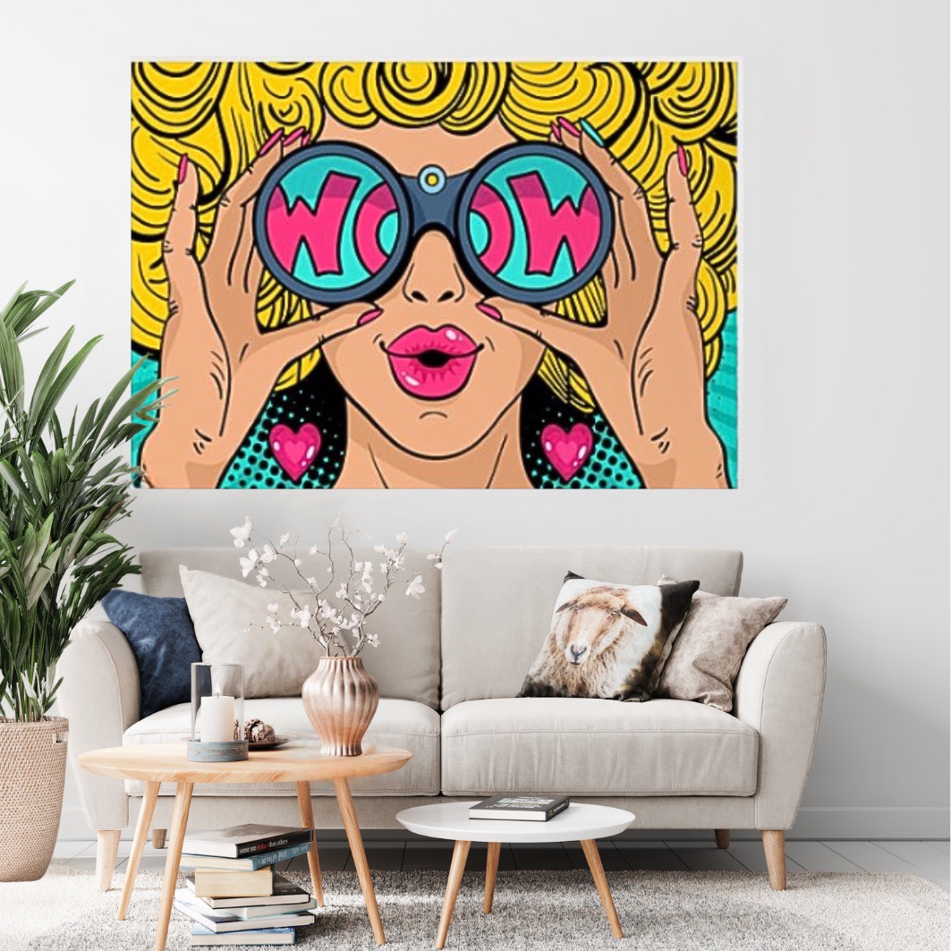 Wandbild konfigurieren! Milieubild mit  hellem Holzsideboard mit Pflanze und darüber ein Wandbild mit folgendem Motiv: Frau mit blondem Lockenhaar und rotem Lippenstift hält ein Fernglas mit der Aufschrift "WOW" in den Linsen vor ihr Gesicht. Pop-Art-Stil mit Comic-Elementen.