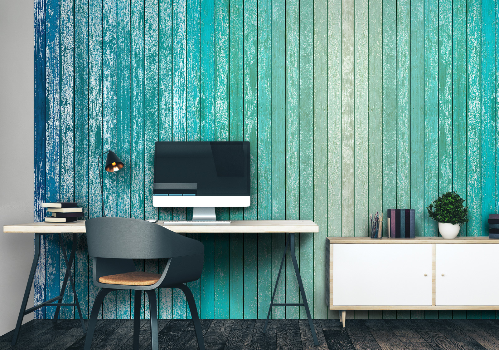 Wandverkleidung für das Büro - blau weiß grünes rustikales Holz Milieubild mit Arbeitszimmer, Schreibtisch, Computer, Stuhl, Kommode, Lampe, Pflanze und  Wandverkleidung mit Motiv: Holzplanken in Farbverlauf von Beige über Türkis bis Dunkelblau, mit sichtbarer Maserung und leichtem Vintage-Effekt.
