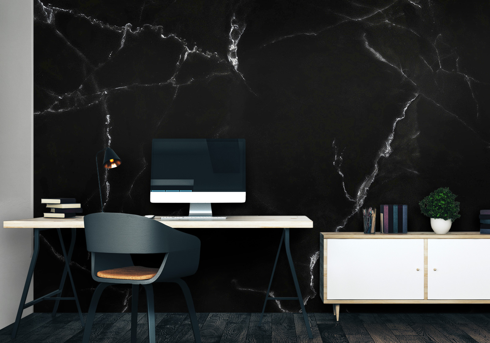 Wandverkleidung für das Büro - schwarzer Marmor Milieubild mit Arbeitszimmer mit Schreibtisch, Computer, Stuhl, Kommode, Lampe, Pflanze als Dekoration und einer Wandverkleidung mit folgendem Motiv: Schwarzer Marmor mit weißen Adern, abstrakte Textur, dunkle und elegante Oberfläche.