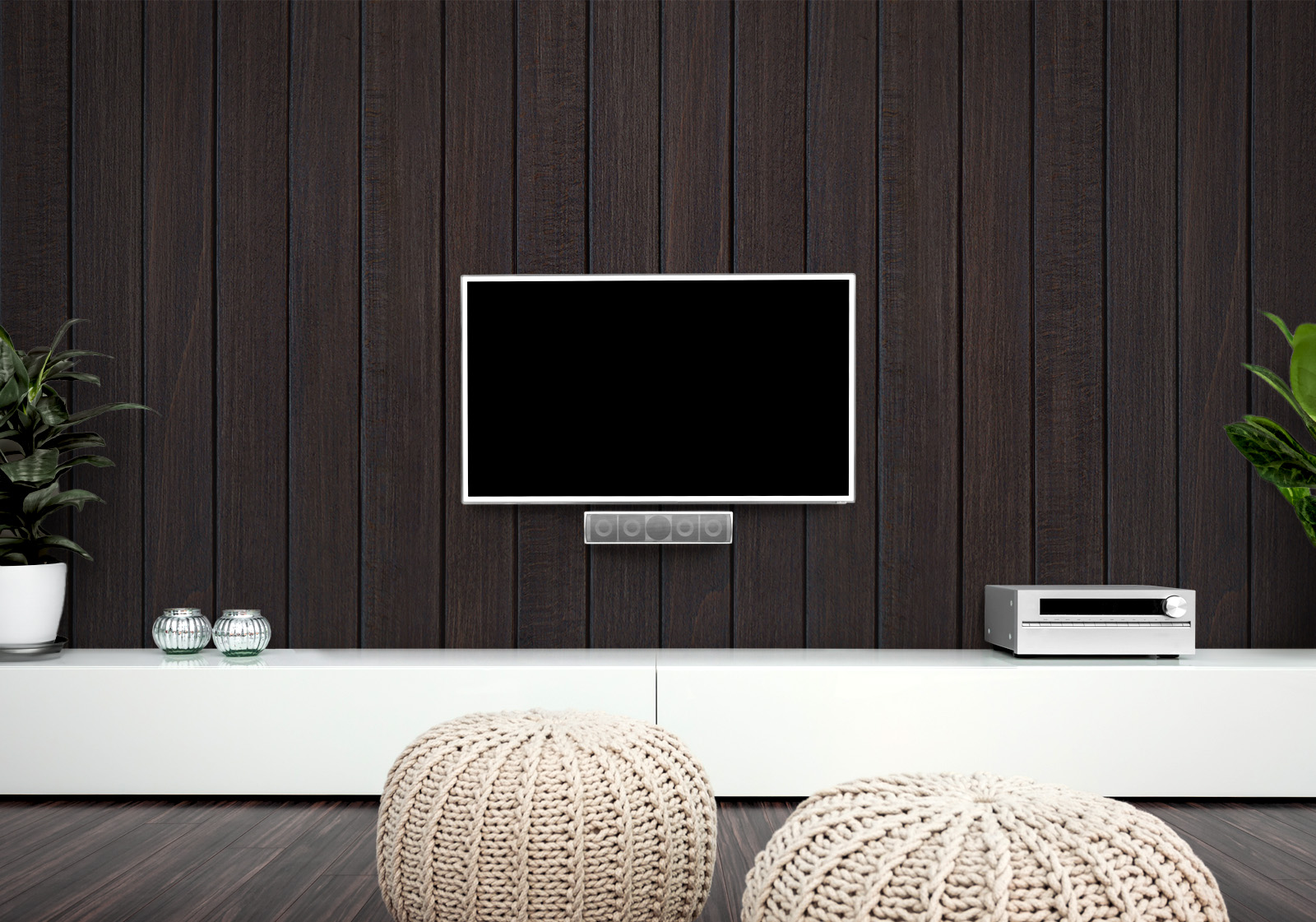 Milieubild mit Wohnzimmer mit TV,  weißer Kommode, grauen Sitzkissen, Zimmerpflanzen und einer Wandverkleidung mit folgendem Motiv: Dunkelbraune Holzpaneele mit feiner Maserung, vertikal angeordnet.