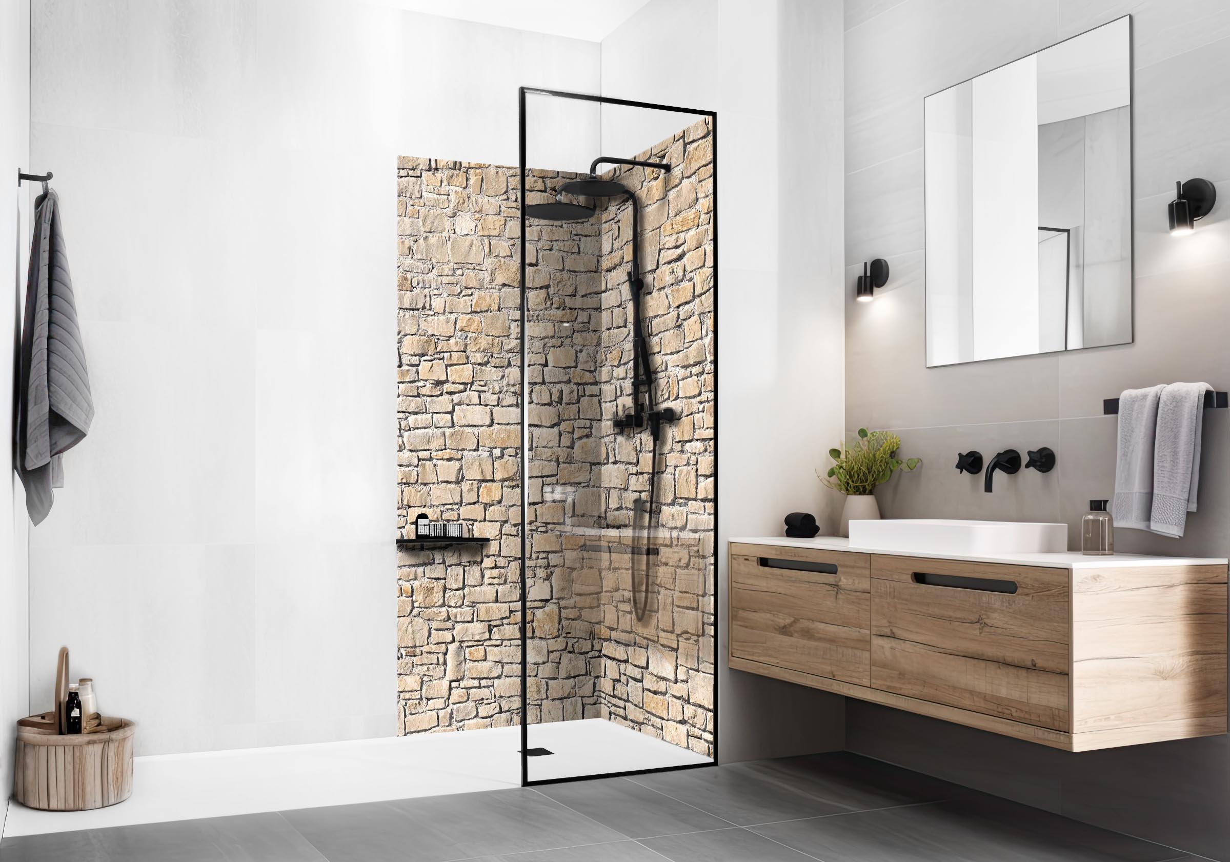 Modernes Badezimmer mit Waschbecken und Holzunterschrank und mit ebenerdiger Dusche die Rückwände in folgendem Design hat: Mauer aus unregelmäßigen, hellen Sandsteinquadern mit sichtbaren Fugen, gleichmäßige Verteilung.