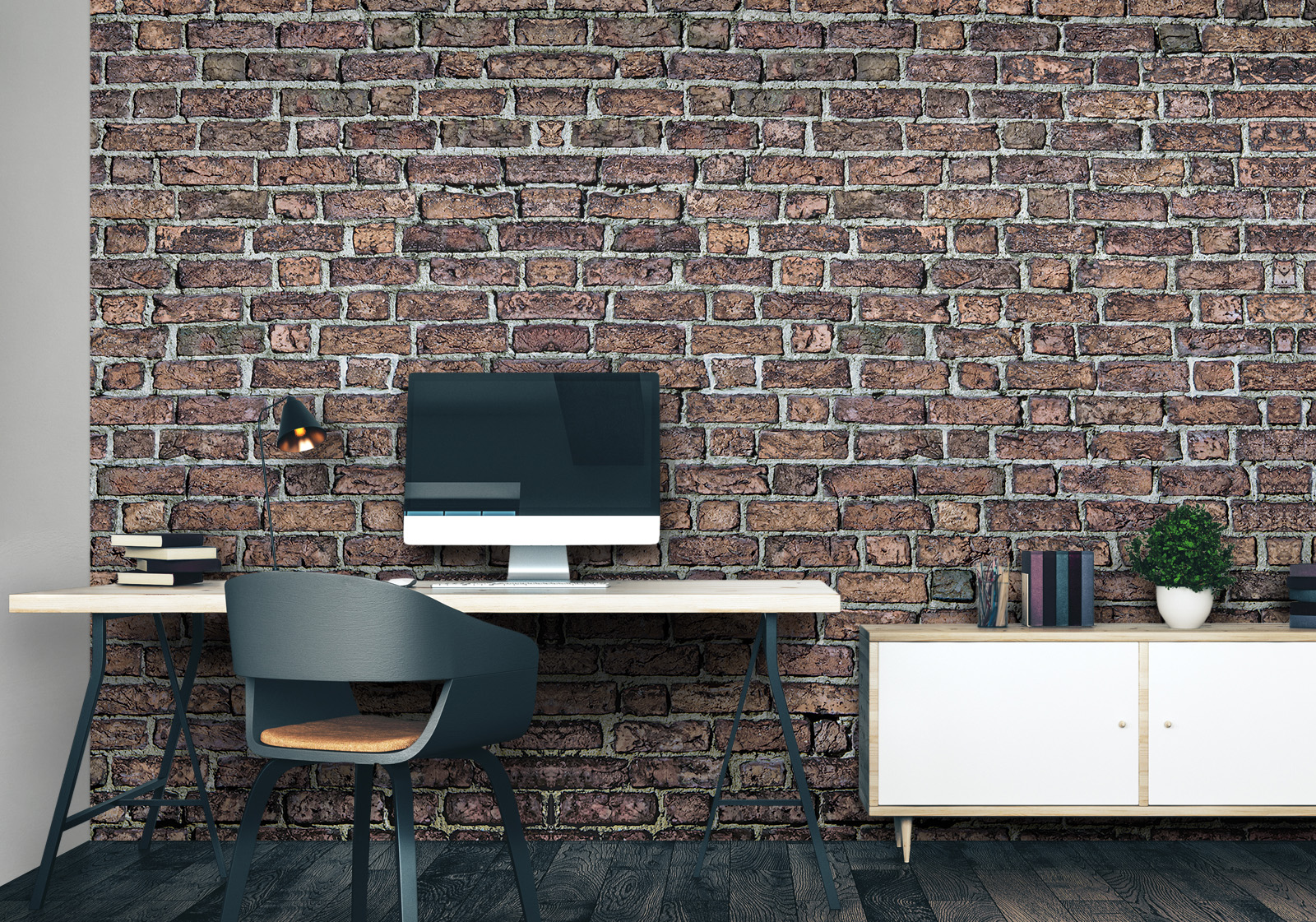 Wandverkleidung für das Büro - Klinkerstein in Rotbraun Milieubild mit Arbeitszimmer mit Schreibtisch, Computer, Stuhl, Kommode, Lampe, Pflanze als Dekoration und einer Wandverkleidung mit folgendem Motiv: Dunkelrote Backsteinmauer mit grauen Fugen, unregelmäßige Textur, abgenutzte Oberfläche.