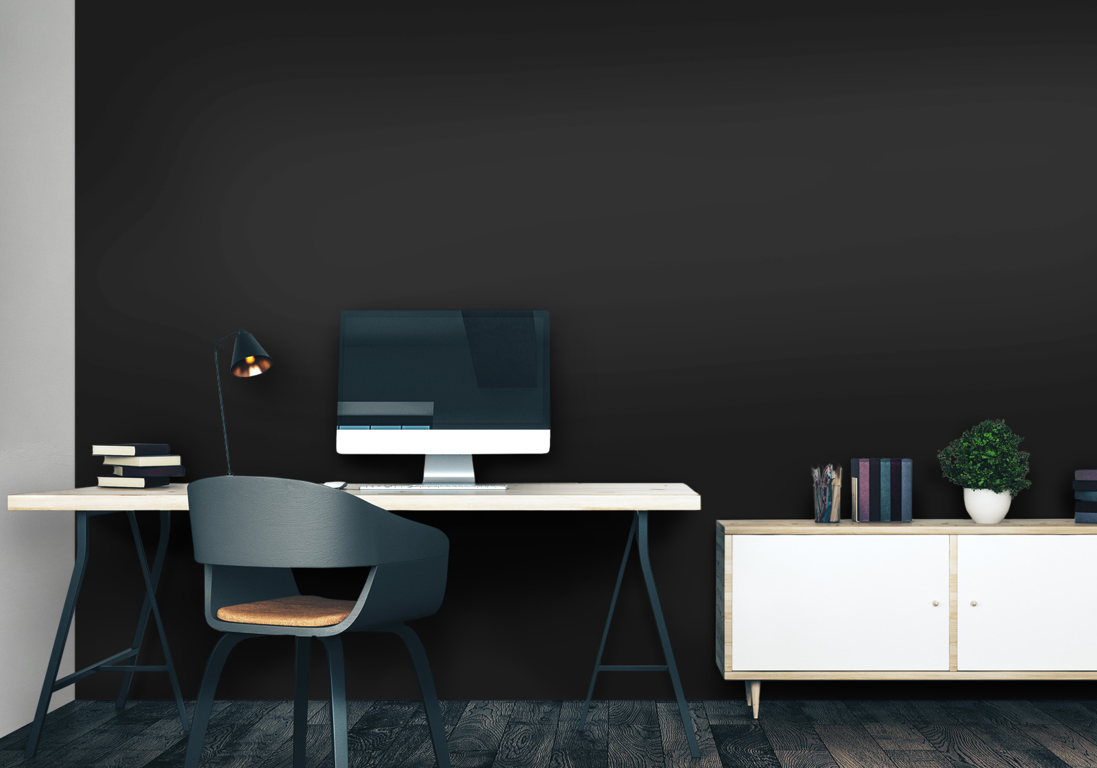 Wandverkleidung für das Büro Unifarben v1 Tiefschwarz ≈ RAL 9005 Milieubild mit Arbeitszimmer mit Schreibtisch, Computer, Stuhl, Kommode, Lampe, Pflanze als Dekoration und einer Wandverkleidung mit folgendem Motiv: Einfarbig schwarzes Bild, keine sichtbaren Details oder Muster.