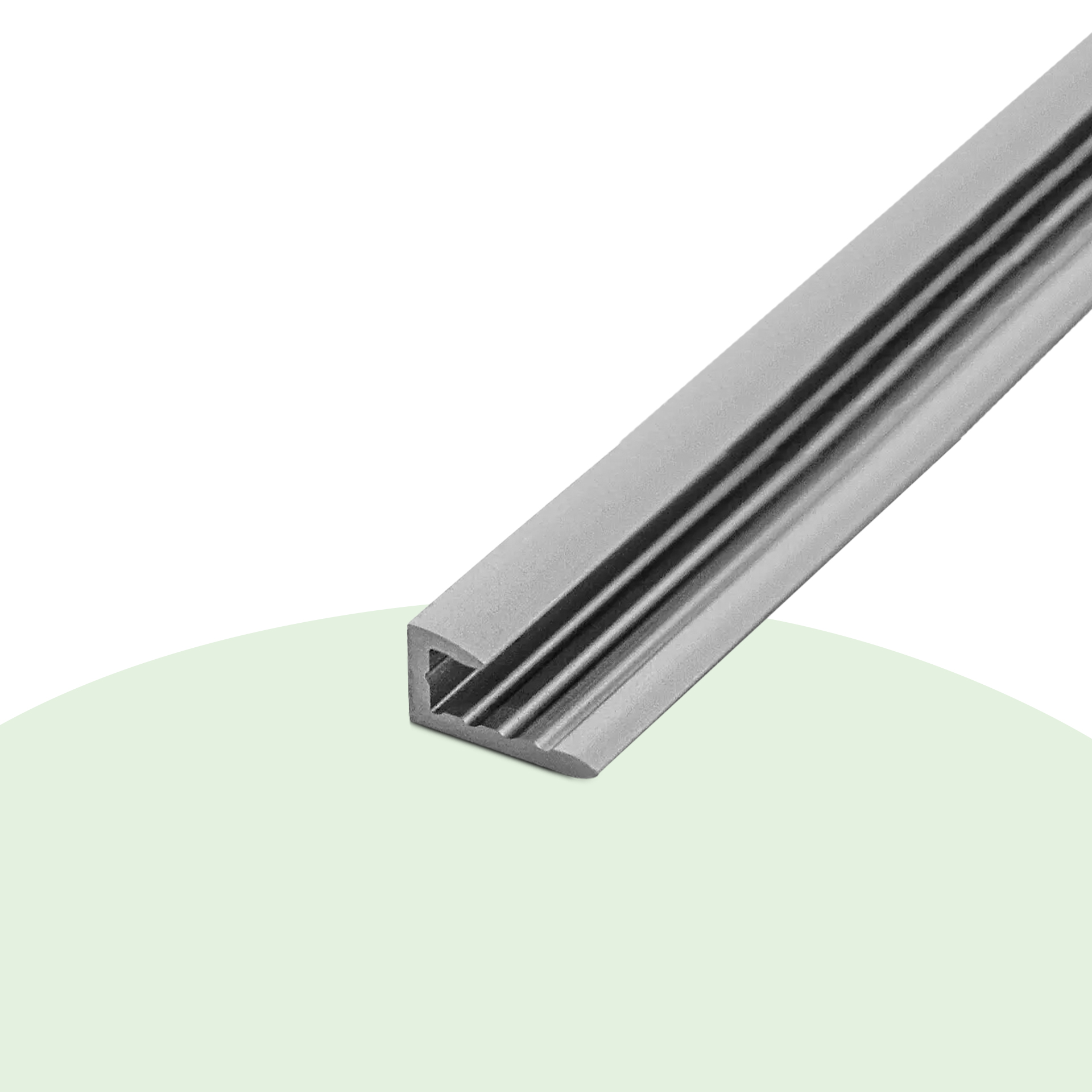 Abschlussprofil für Wandverkleidung, verschiedene Längen Aluminium-Abschlussprofil für Wandverkleidung, silberfarben, auf hellem Hintergrund dargestellt.