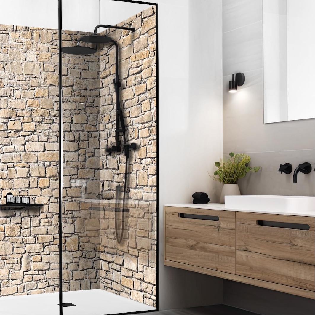 Duschrückwand gestalten! Modernes Badezimmer mit Waschbecken und Holzunterschrank und mit ebenerdiger Dusche die Rückwände in folgendem Design hat: Mauer aus unregelmäßigen, hellen Sandsteinquadern mit sichtbaren Fugen, gleichmäßige Verteilung.