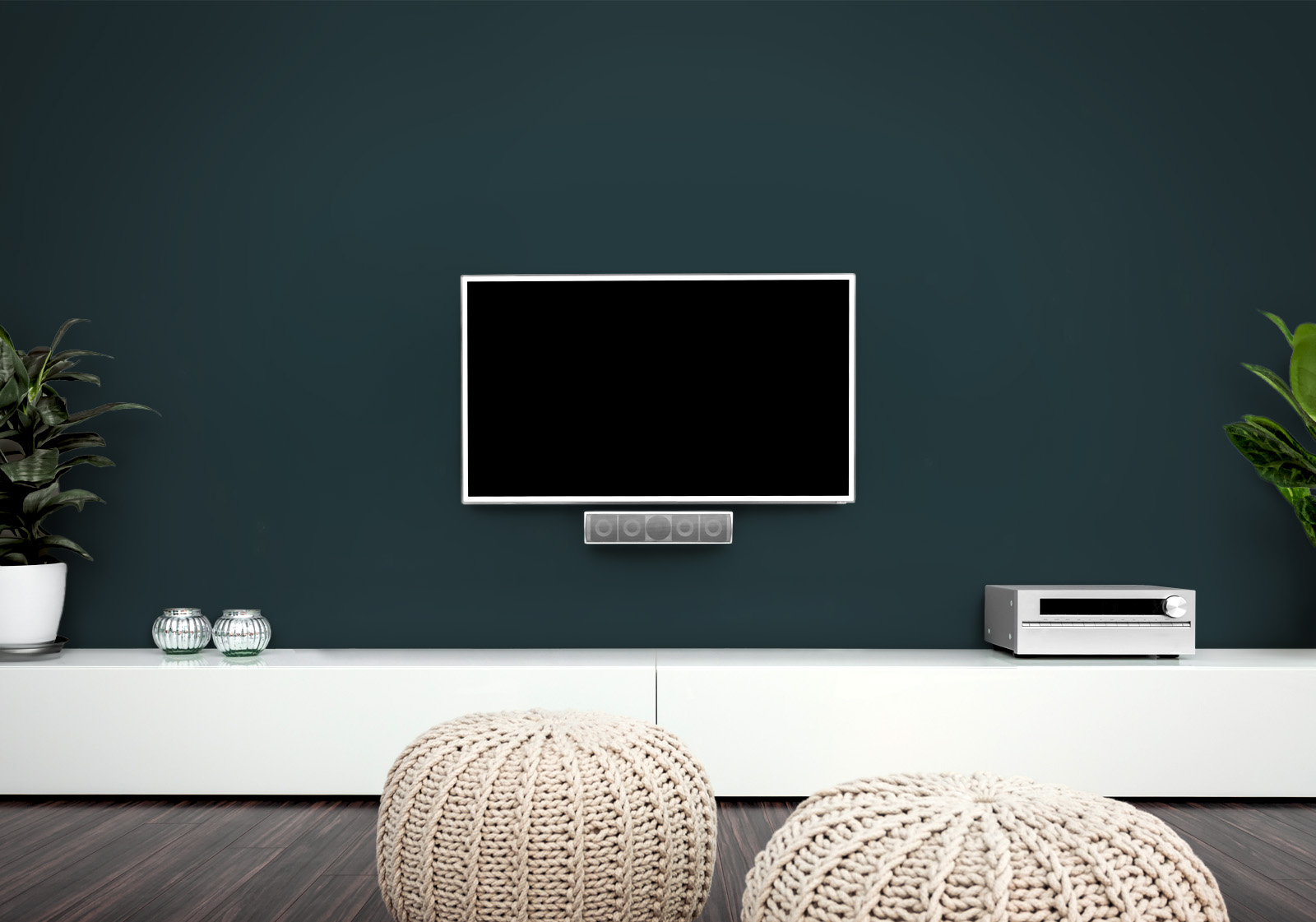 Milieubild mit Wohnzimmer mit TV,  weißer Kommode, grauen Sitzkissen, Zimmerpflanzen und einer Wandverkleidung mit folgendem Motiv: Einfarbig dunkelgrünes Bild, keine sichtbaren Details oder Muster.