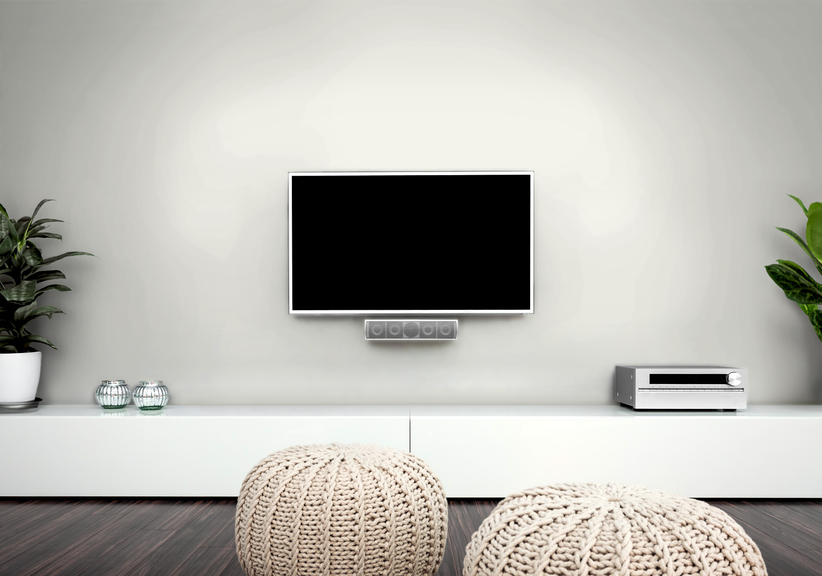 Milieubild mit Wohnzimmer mit TV,  weißer Kommode, grauen Sitzkissen, Zimmerpflanzen und einer Wandverkleidung mit folgendem Motiv: Einfarbig weißes Bild, keine sichtbaren Details oder Muster.