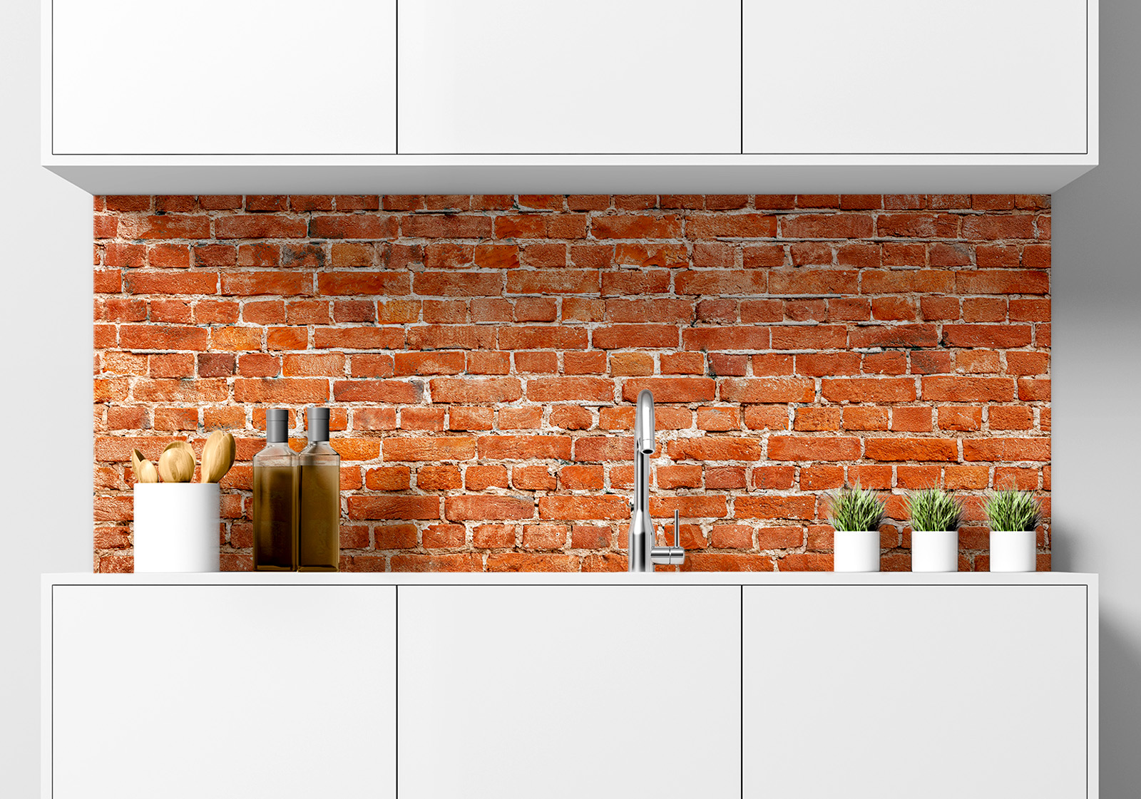 Küche mit weißen Hängeschränken, Spüle mit Armatur, Gewürzständer und kleinen Topfpflanzen auf der Arbeitsfläche. Es ist eine Küchenrückwand mit folgendem Motiv verbaut: Rote Backsteinmauer mit grauen Fugen, regelmäßiges Muster, Textur.
