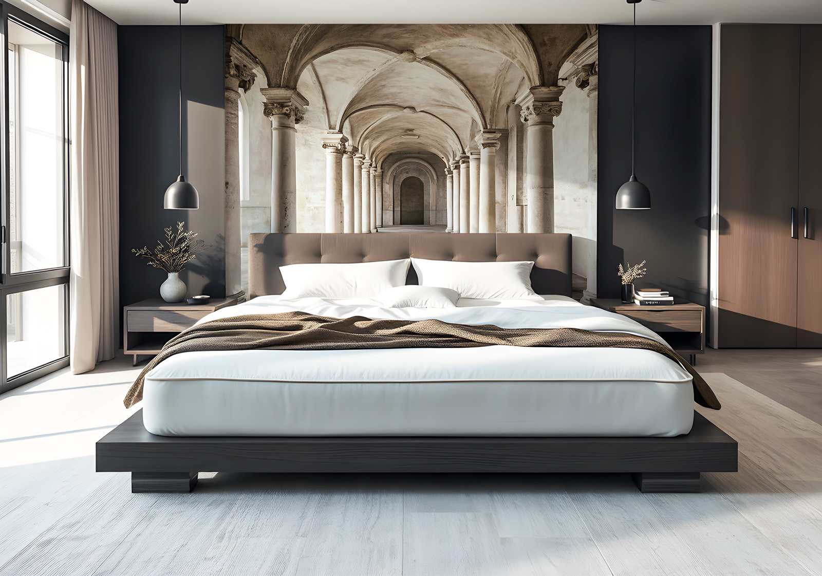 Schlafzimmer konfigurieren! Milieubild mit Schlafzimmer, dunklem Holzbett, zwei Hängelampen, Nachttische, weiße Bettwäsche, Vorhänge und Wandverkleidung mit Motiv: Perspektivische Ansicht eines langen, hellen Korridors mit Säulen und Gewölbedecke, der zu einer Tür am Ende führt.