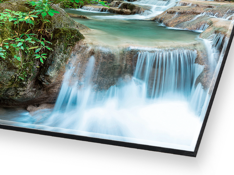 Die perfekte Fusion Produktmuster Diamantfusion. Bestehend aus Aluminiumverbund und Acryl. Bedruckt mit einem Wasserfallmotiv.