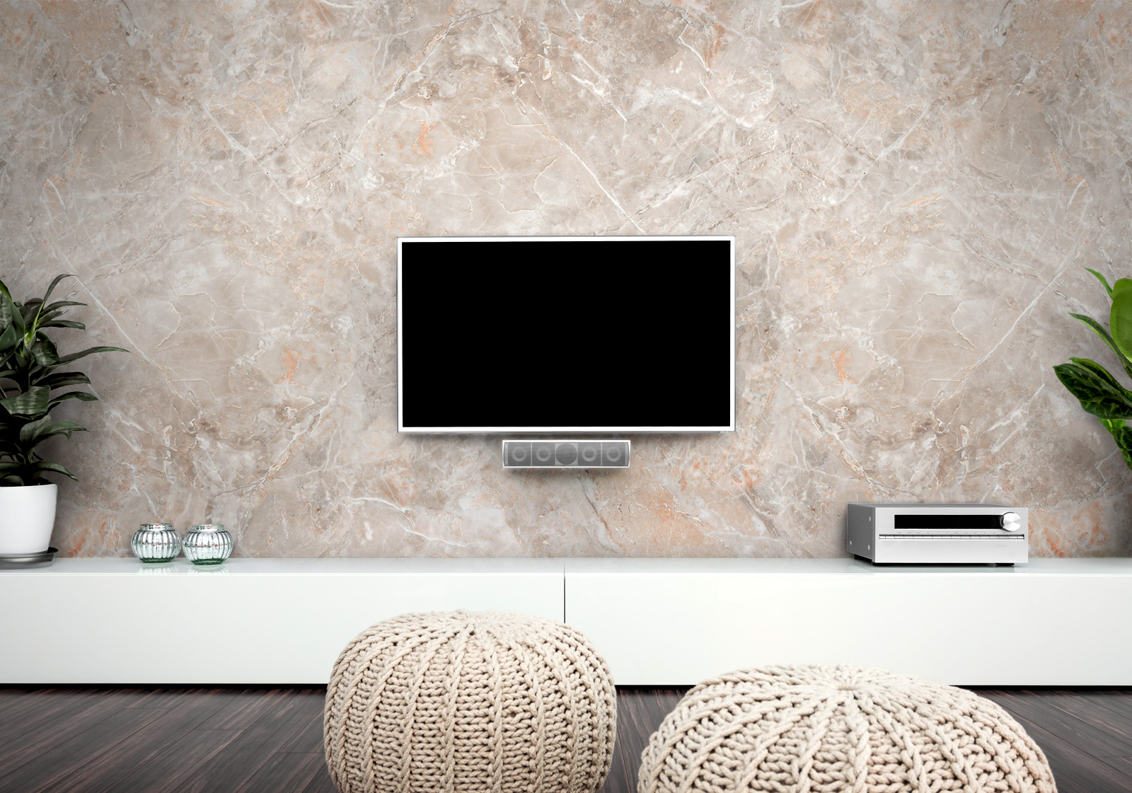 Milieubild mit Wohnzimmer mit TV,  weißer Kommode, grauen Sitzkissen, Zimmerpflanzen und einer Wandverkleidung mit folgendem Motiv: Beiger Marmor mit grauen und orangefarbenen Adern, abstrakte Textur.