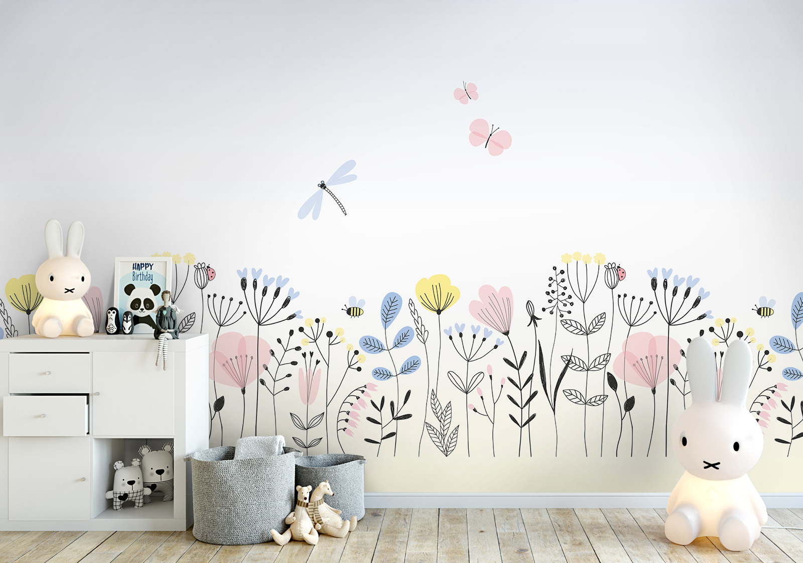 Wandverkleidung für das Kinderzimmer - frühlingshafte Blumenwiese Milieubild mit  Kinderzimmer mit weißer Kommode, Hasenlampe, Spielzeug, grauen Körben auf dem Boden und einer Wandverkleidung mit folgendem Motiv: Illustration einer Wiese mit Blumen, Schmetterlingen und einer Libelle auf einem hellen Hintergrund.