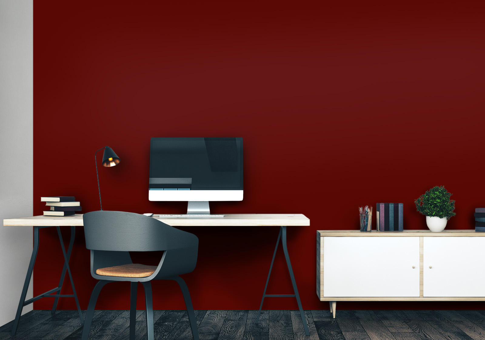 Wandverkleidung für das Büro Unifarben v5 Rotbraun ≈ RAL 8012 Milieubild mit Arbeitszimmer mit Schreibtisch, Computer, Stuhl, Kommode, Lampe, Pflanze als Dekoration und einer Wandverkleidung mit folgendem Motiv: Einfarbig dunkelrotes Bild, keine sichtbaren Details oder Muster.