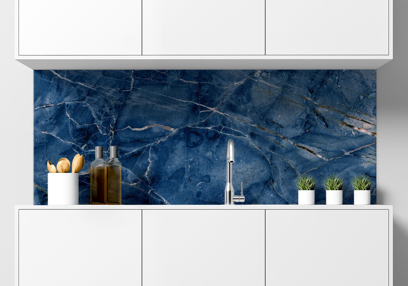 Küchenrückwand - blaufarbener Marmor Küche mit weißen Hängeschränken, Spüle mit Armatur, Gewürzständer und kleinen Topfpflanzen auf der Arbeitsfläche. Es ist eine Küchenrückwand mit folgendem Motiv verbaut: Dunkelblauer Marmor mit goldenen und weißen Adern, abstrakte Textur.