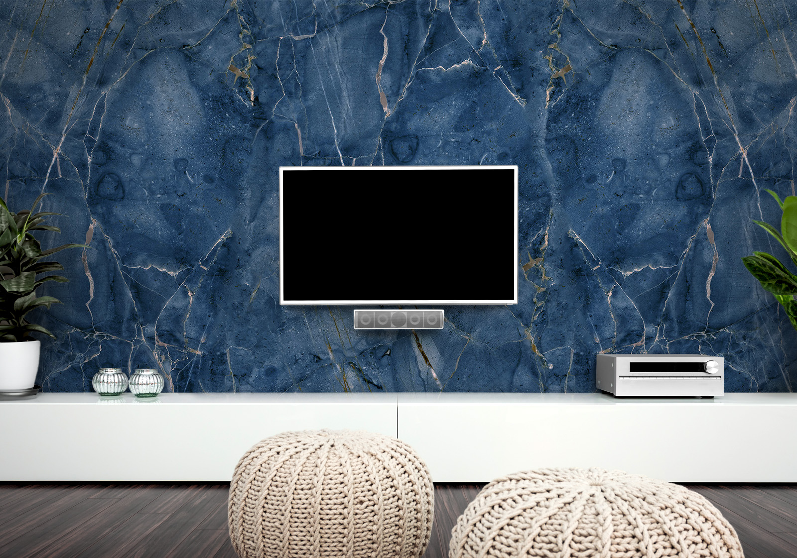 Milieubild mit Wohnzimmer mit TV,  weißer Kommode, grauen Sitzkissen, Zimmerpflanzen und einer Wandverkleidung mit folgendem Motiv: Dunkelblauer Marmor mit goldenen und weißen Adern, abstrakte Textur.