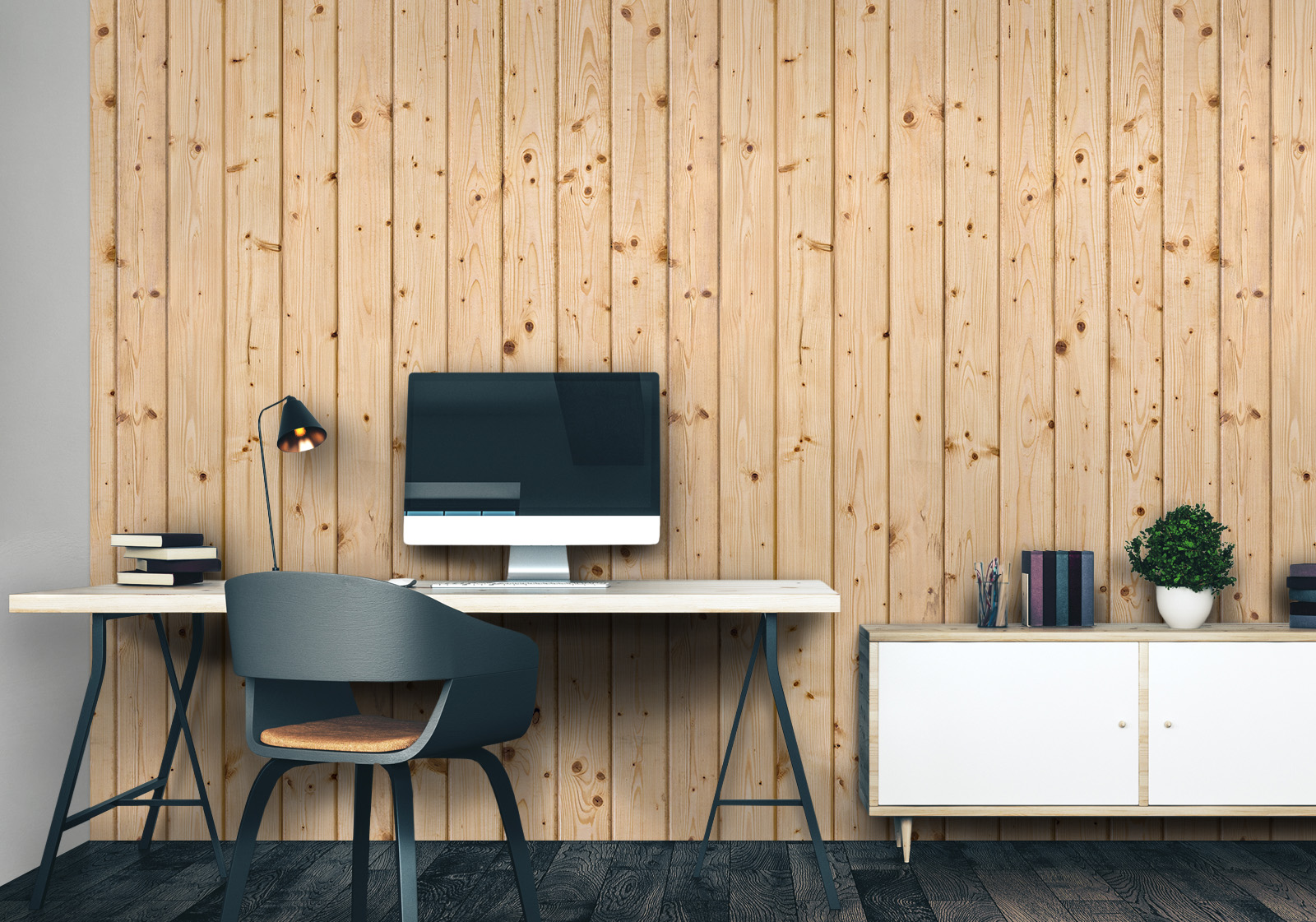 Wandverkleidung für das Büro - hellbraunes Kiefernholz Milieubild mit Arbeitszimmer mit Schreibtisch, Computer, Stuhl, Kommode, Lampe, Pflanze als Dekoration und einer Wandverkleidung mit folgendem Motiv: Helle Holzplanken mit sichtbarer Maserung und Astlöchern, vertikal angeordnet.