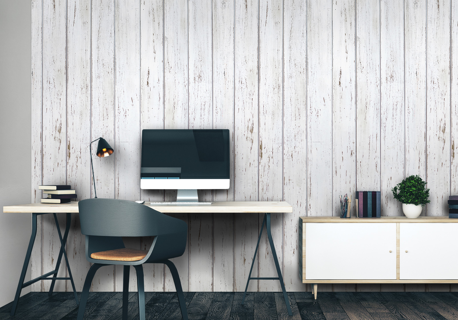 Wandverkleidung für das Büro - weißes Holz Milieubild mit Arbeitszimmer mit Schreibtisch, Computer, Stuhl, Kommode, Lampe, Pflanze als Dekoration und einer Wandverkleidung mit folgendem Motiv: Weiße Holzplanken mit leichter Maserung, vertikal angeordnet und leichtem Vintage-Effekt.