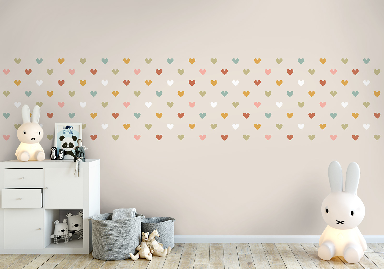 Wandverkleidung für das Kinderzimmer - farbenfrohe Herzchen Milieubild mit  Kinderzimmer mit weißer Kommode, Hasenlampe, Spielzeug, grauen Körben auf dem Boden und einer Wandverkleidung mit folgendem Motiv: Muster mit kleinen, farbigen Herzen auf einem hellen Hintergrund.