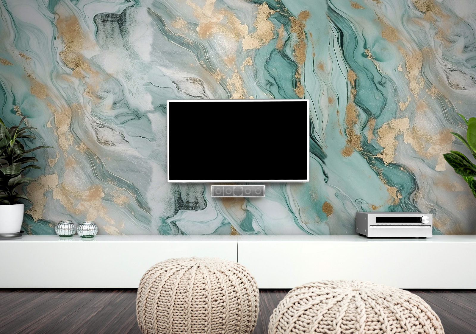 Milieubild mit Wohnzimmer mit TV,  weißer Kommode, grauen Sitzkissen, Zimmerpflanzen und einer Wandverkleidung mit folgendem Motiv: Abstrakte Marmorstruktur in Türkis und Weiß mit goldenen Akzenten, fließende Formen.