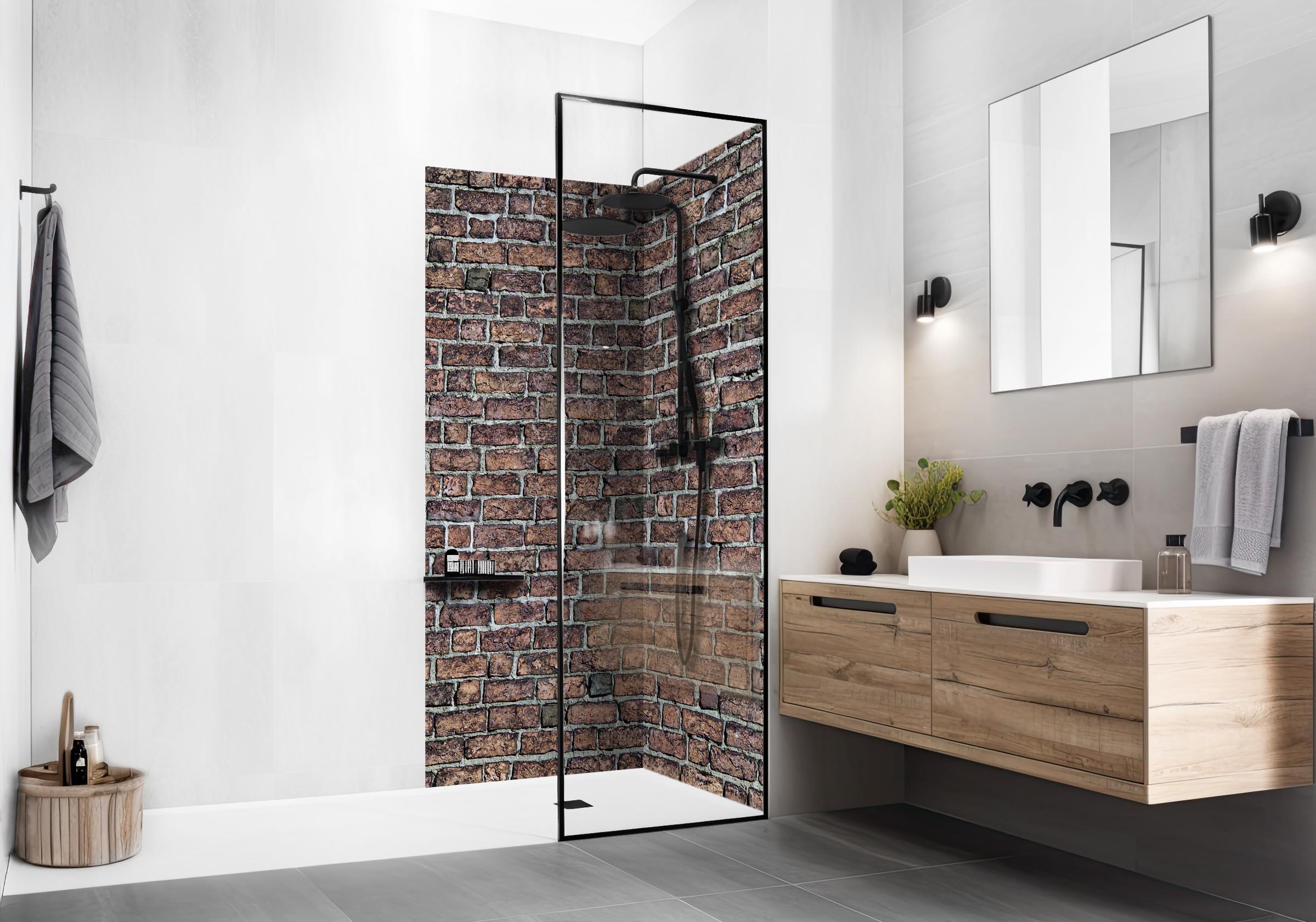 Modernes Badezimmer mit Waschbecken und Holzunterschrank und mit ebenerdiger Dusche die Rückwände in folgendem Design hat: Dunkelrote Backsteinmauer mit grauen Fugen, unregelmäßige Textur, abgenutzte Oberfläche.