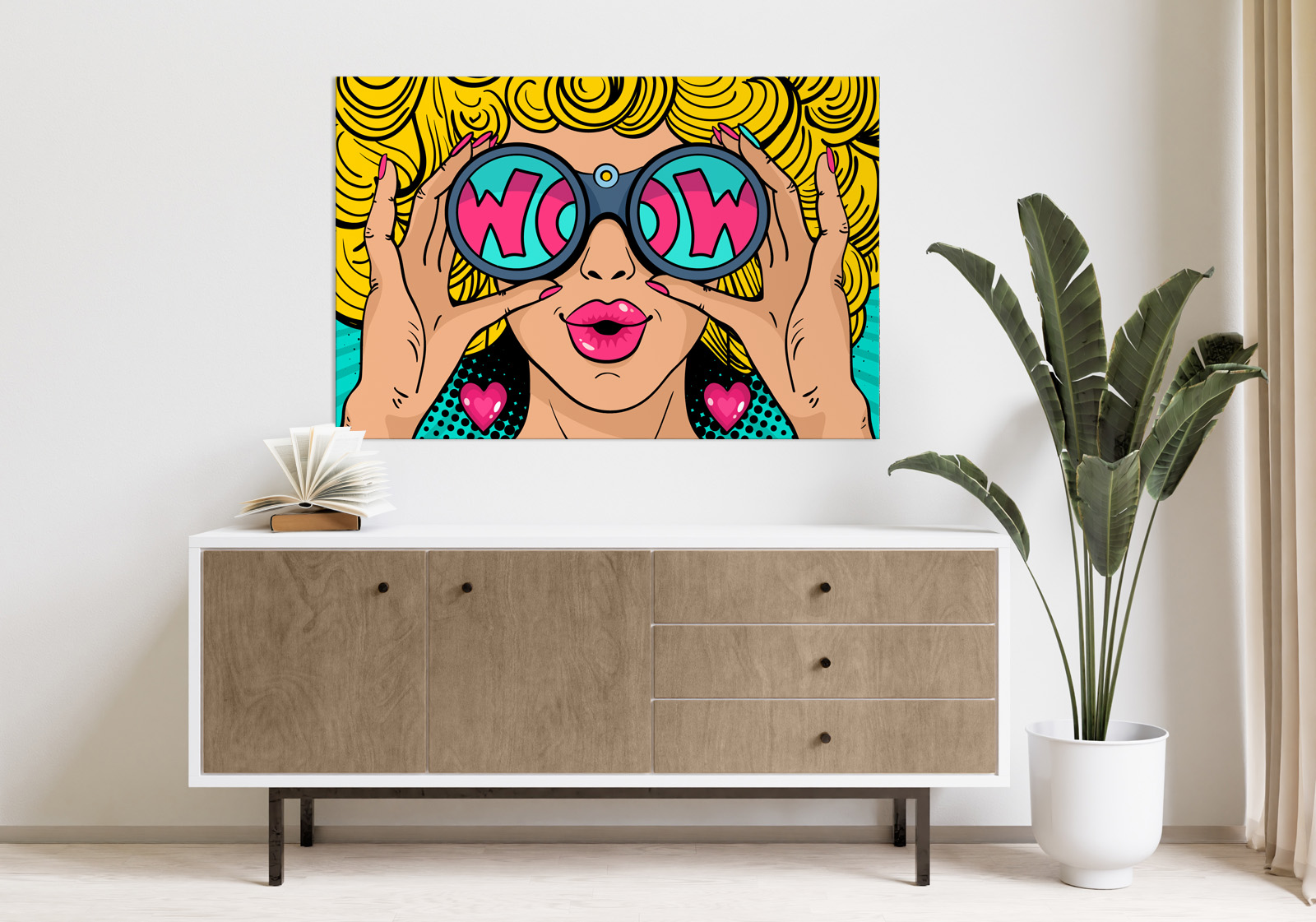 Milieubild mit hellem Holzsideboard mit Pflanze und darüber ein Wandbild mit folgendem Motiv: Frau mit blondem Lockenhaar und rotem Lippenstift hält ein Fernglas mit der Aufschrift "WOW" in den Linsen vor ihr Gesicht. Pop-Art-Stil mit Comic-Elementen.