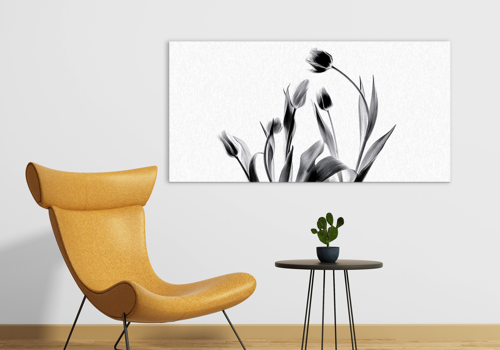 Milieubild mit gelbem Sessel und Beistelltisch mit Blumenvase. An der Wand hängt ein Akustikfilzbild mit folgendem Motiv: Nahaufnahme von Tulpen in Schwarz-Weiß, Blüten und Blätter in verschiedenen Graustufen, die auf einem weißen Hintergrund stehen.