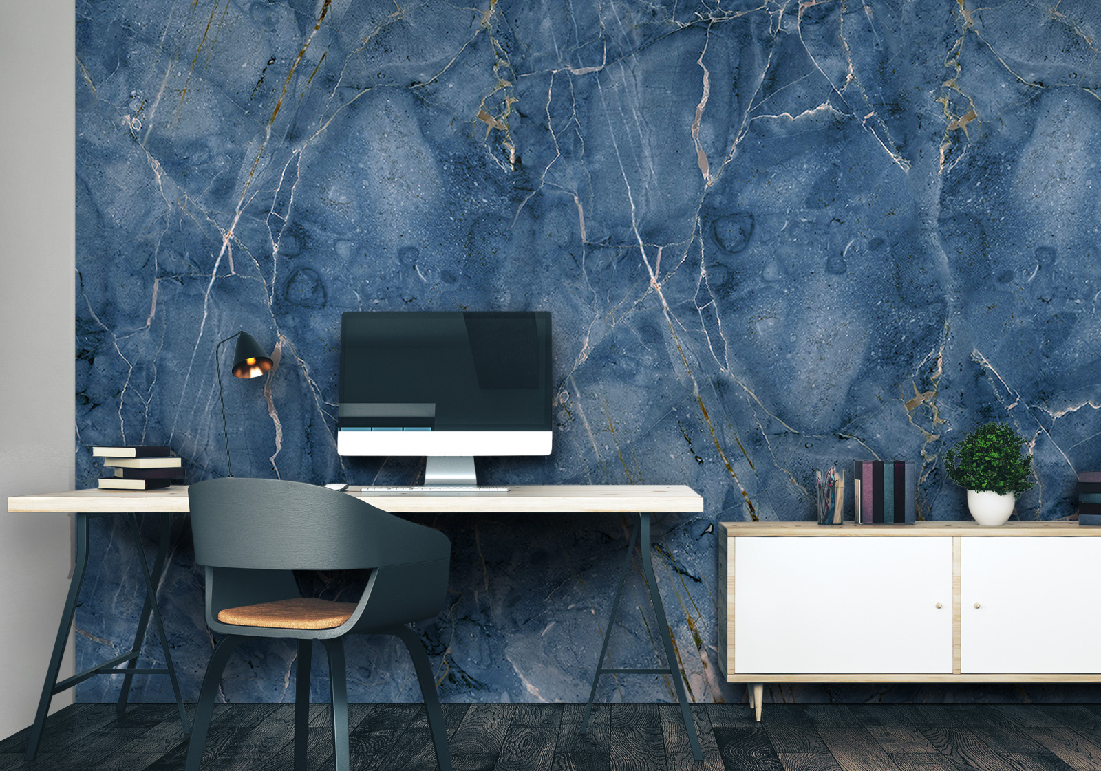 Wandverkleidung für das Büro - blaufarbener Marmor Milieubild mit Arbeitszimmer mit Schreibtisch, Computer, Stuhl, Kommode, Lampe, Pflanze als Dekoration und einer Wandverkleidung mit folgendem Motiv: Dunkelblauer Marmor mit goldenen und weißen Adern, abstrakte Textur.