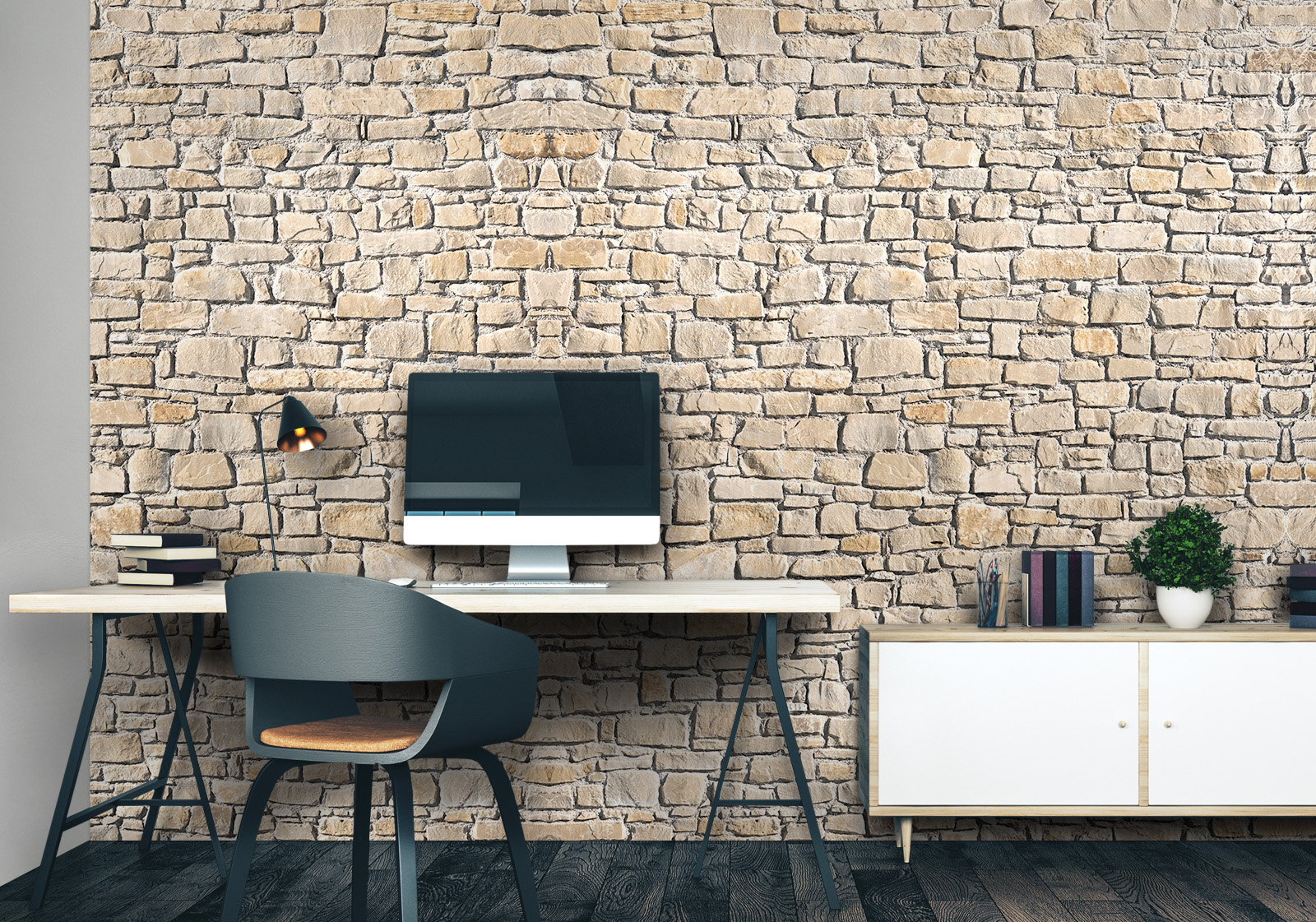 Wandverkleidung für das Büro - Steinmauer in Beige Milieubild mit Arbeitszimmer mit Schreibtisch, Computer, Stuhl, Kommode, Lampe, Pflanze als Dekoration und einer Wandverkleidung mit folgendem Motiv: Mauer aus unregelmäßigen, hellen Sandsteinquadern mit sichtbaren Fugen, gleichmäßige Verteilung.