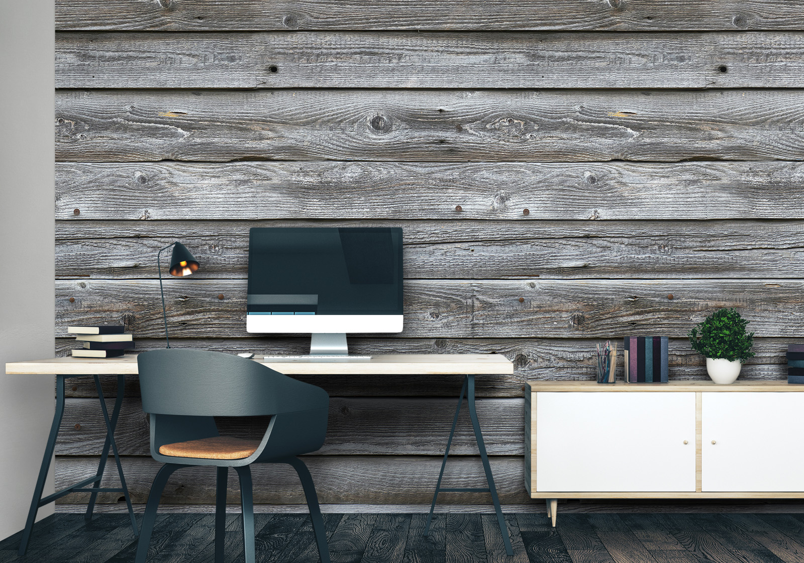 Wandverkleidung für das Büro - verwittertes graues Holz Milieubild mit Arbeitszimmer mit Schreibtisch, Computer, Stuhl, Kommode, Lampe, Pflanze als Dekoration und einer Wandverkleidung mit folgendem Motiv: Graue Holzplanken mit sichtbarer Maserung, symmetrisch angeordnet.