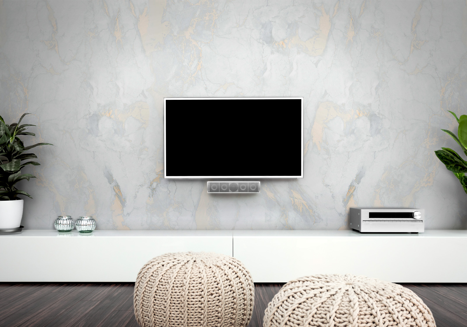 Milieubild mit Wohnzimmer mit TV,  weißer Kommode, grauen Sitzkissen, Zimmerpflanzen und einer Wandverkleidung mit folgendem Motiv: Weißer Marmor mit grauen und goldenen Adern, abstrakte Textur.