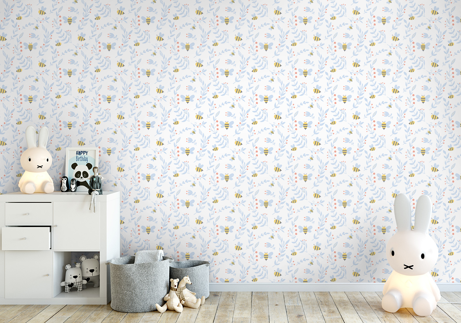 Wandverkleidung für das Kinderzimmer - Bienenmuster auf weißem Hintergrund Milieubild mit  Kinderzimmer mit weißer Kommode, Hasenlampe, Spielzeug, grauen Körben auf dem Boden und einer Wandverkleidung mit folgendem Motiv: Muster mit kleinen Bienen und floralen Elementen auf weißem Hintergrund.
