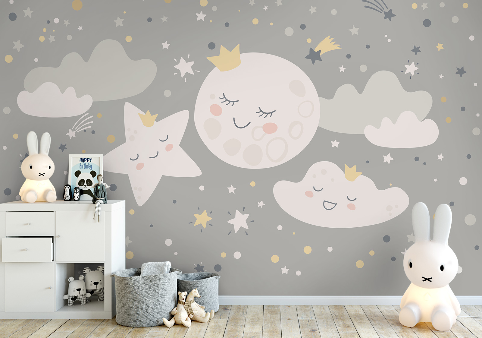 Wandverkleidung für das Kinderzimmer - süße Träume am Sternenhimmel Milieubild mit  Kinderzimmer, weißer Kommode, Hasenlampe, Spielzeug, grauen Körben und  Wandverkleidung mit Motiv: Illustration von Mond, Stern und Wolken mit Gesichtern und Kronen auf grauem Hintergrund mit Sternen und Kometen.