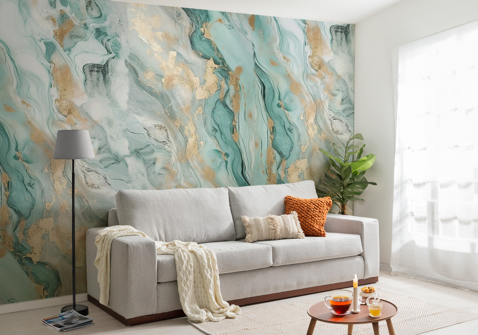 Milieubild mit Wohnzimmer mit grauer Couch, Zierkissen, Decke, Beistelltisch, Lampe, Pflanze und einer Wandverkleidung mit folgendem Motiv: Abstrakte Marmorstruktur in Türkis und Weiß mit goldenen Akzenten, fließende Formen.