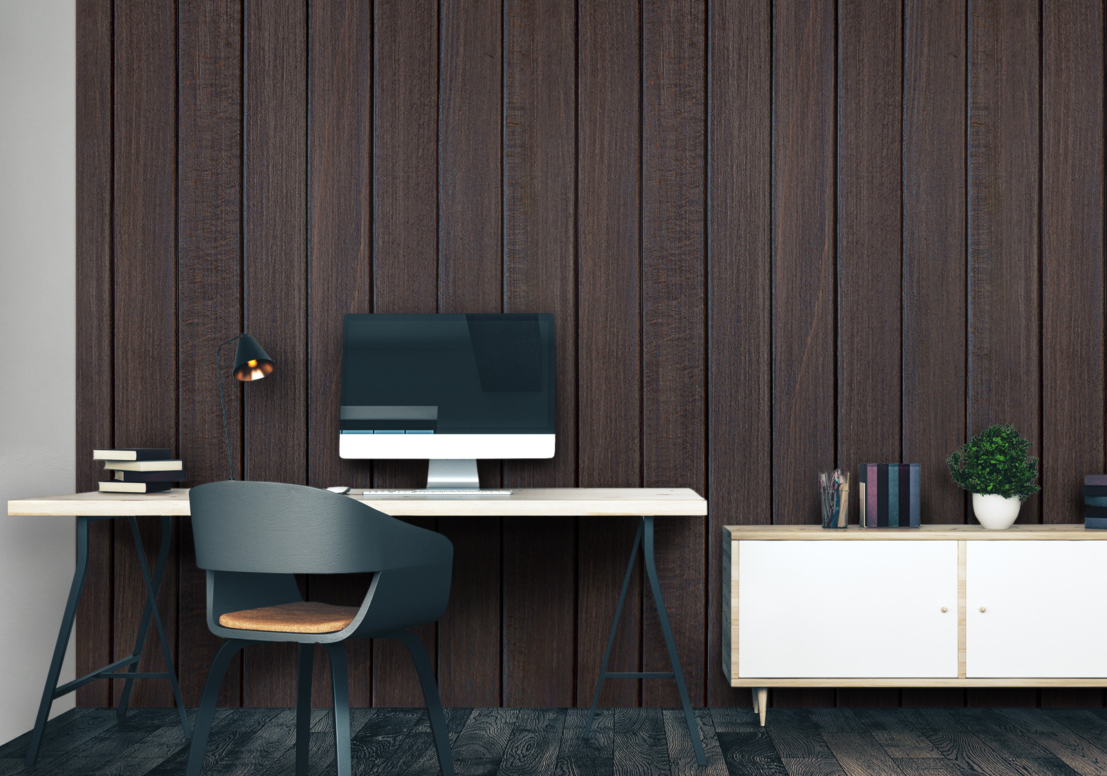 Wandverkleidung für das Büro - dunkelbraunes Holz Milieubild mit Arbeitszimmer mit Schreibtisch, Computer, Stuhl, Kommode, Lampe, Pflanze als Dekoration und einer Wandverkleidung mit folgendem Motiv: Dunkelbraune Holzpaneele mit feiner Maserung, vertikal angeordnet.