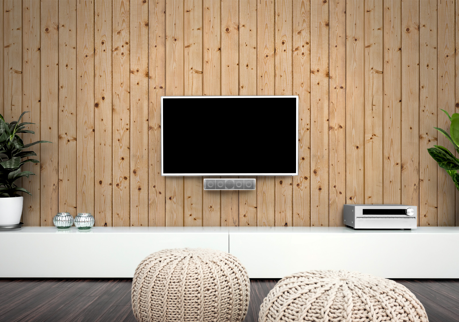 Milieubild mit Wohnzimmer mit TV,  weißer Kommode, grauen Sitzkissen, Zimmerpflanzen und einer Wandverkleidung mit folgendem Motiv: Helle Holzplanken mit sichtbarer Maserung und Astlöchern, vertikal angeordnet.