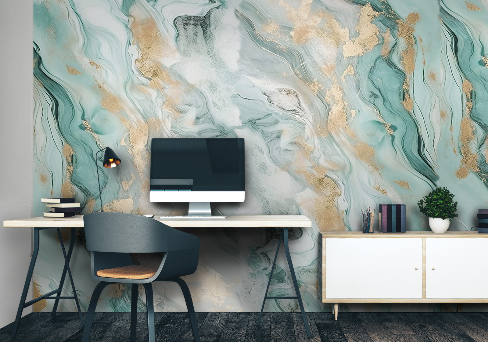 Wandverkleidung für das Büro - grün goldfarbener Marmor Milieubild mit Arbeitszimmer mit Schreibtisch, Computer, Stuhl, Kommode, Lampe, Pflanze als Dekoration und einer Wandverkleidung mit folgendem Motiv: Abstrakte Marmorstruktur in Türkis und Weiß mit goldenen Akzenten, fließende Formen.