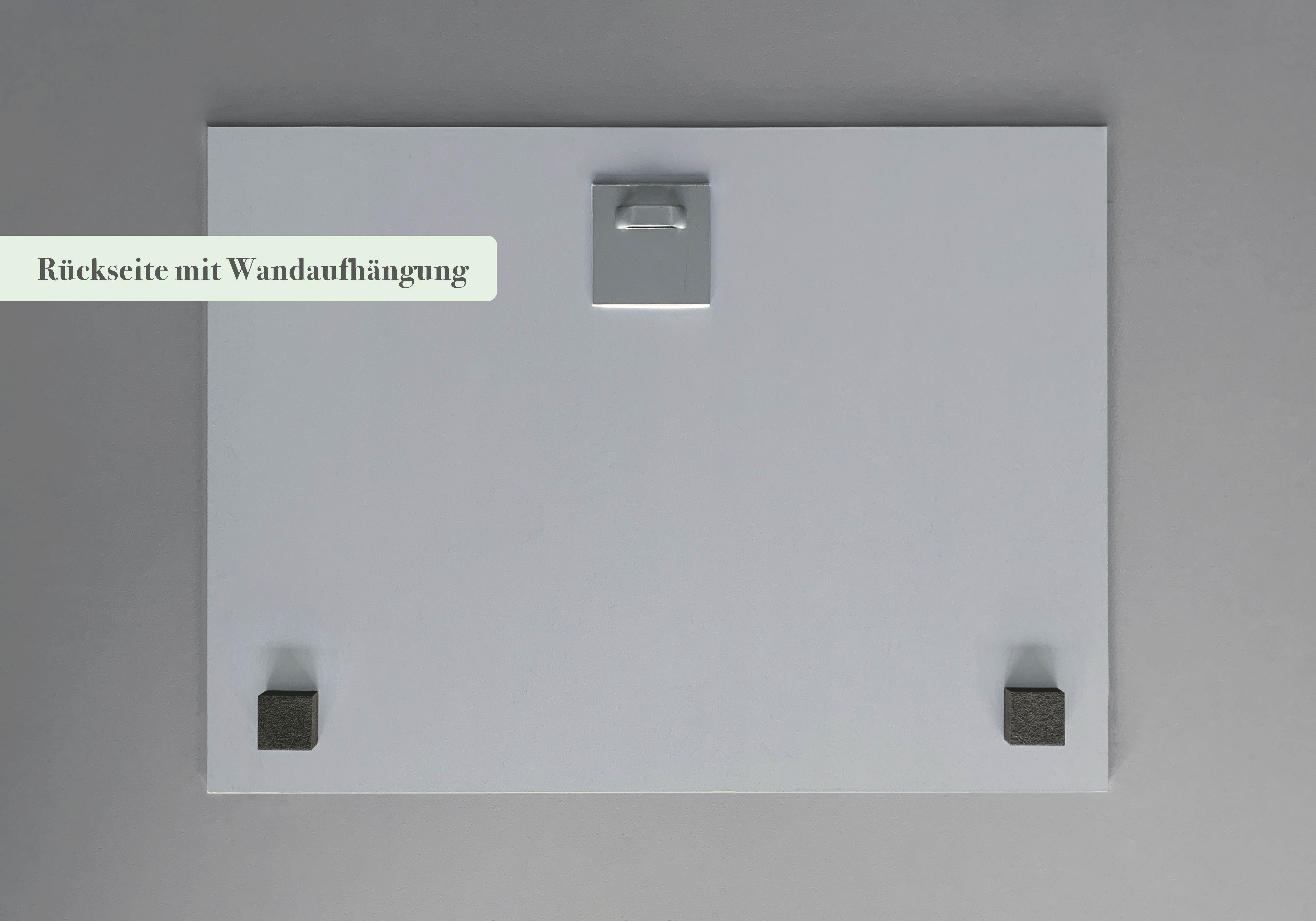 Rückseite eines Wandbildes mit montierter Wandaufhängung und zwei Abstandhaltern in den unteren Ecken.