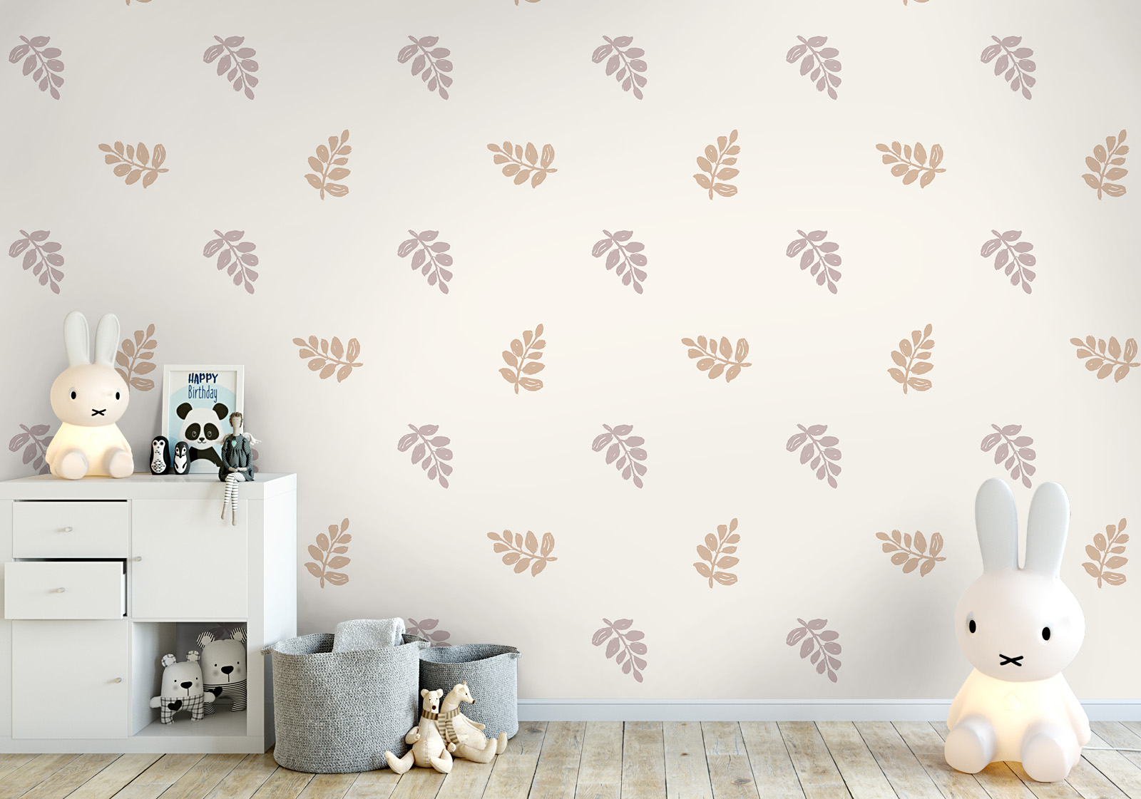Milieubild mit  Kinderzimmer mit weißer Kommode, Hasenlampe, Spielzeug, grauen Körben auf dem Boden und einer Wandverkleidung mit folgendem Motiv: Muster mit stilisierten, hellbraunen Blättern auf einem hellen Hintergrund.